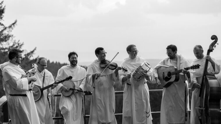 Una banda bluegrass de frailes dominicos lanza su primer álbum de Navidad